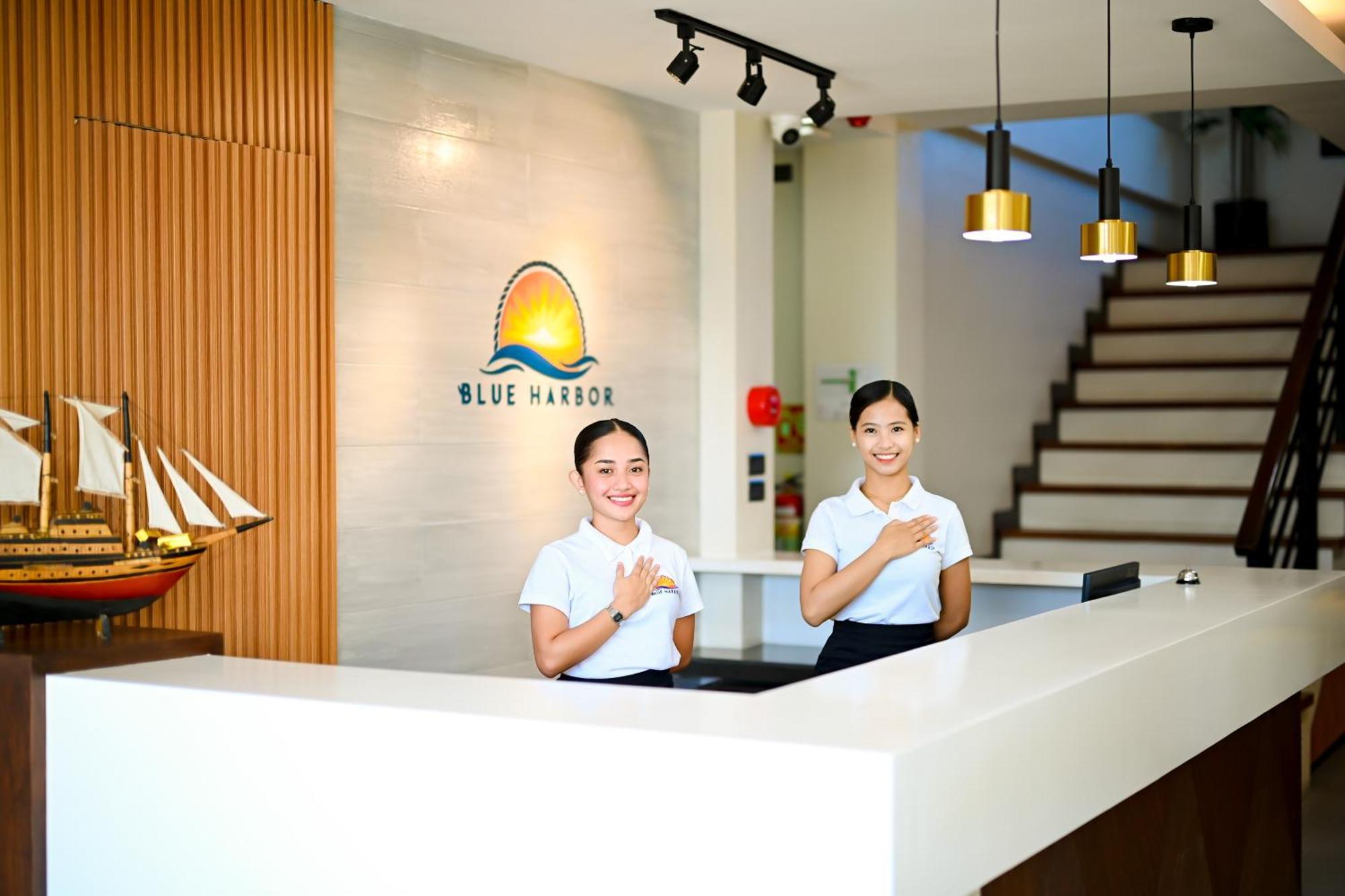 Blue Harbor Hotel Calapan 外观 照片